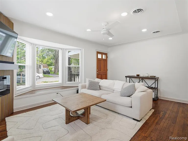 1514 S Wilson Ave — Photo 6