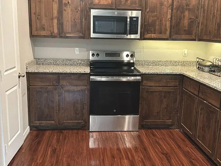 1002 Westgate Ave — Photo 2
