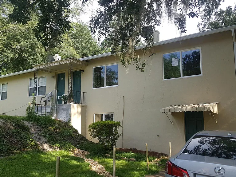 327 E Pershing St — Photo 12