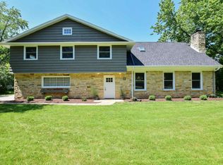 1050 E Wahner Pl, Bayside, WI 53217