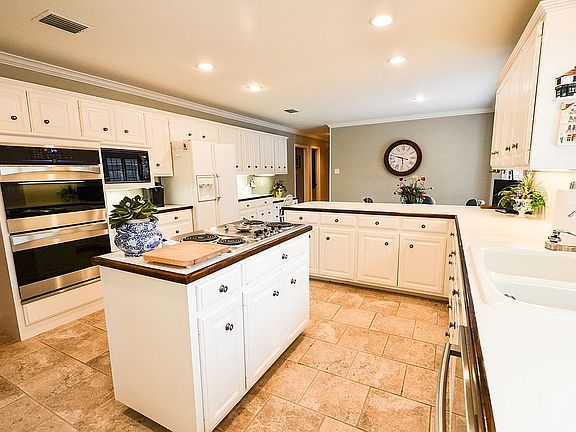 Many cabinets in lg kitchen