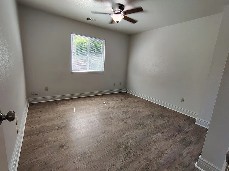 939 Claremont Ct — Photo 15