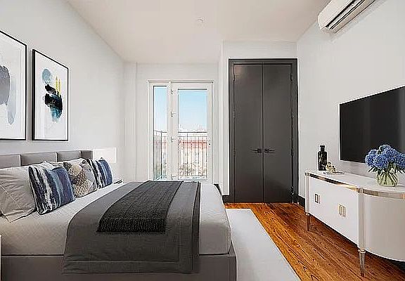 4th image of 163 Tompkins Ave #1R
