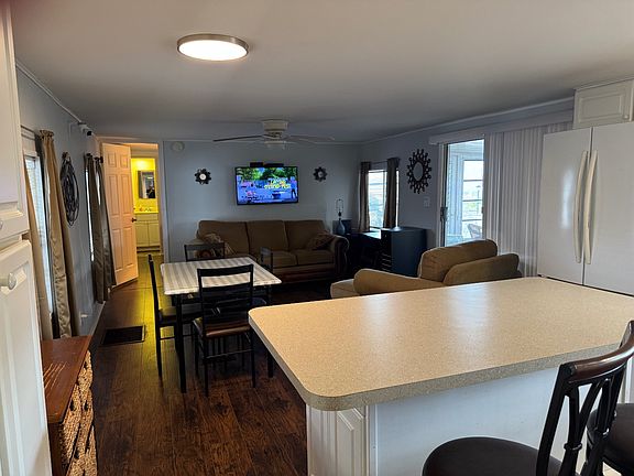 4th image of 257 Poinsettia Dr