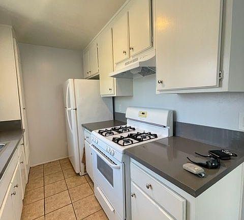 5th image of 957 E Villa St #6