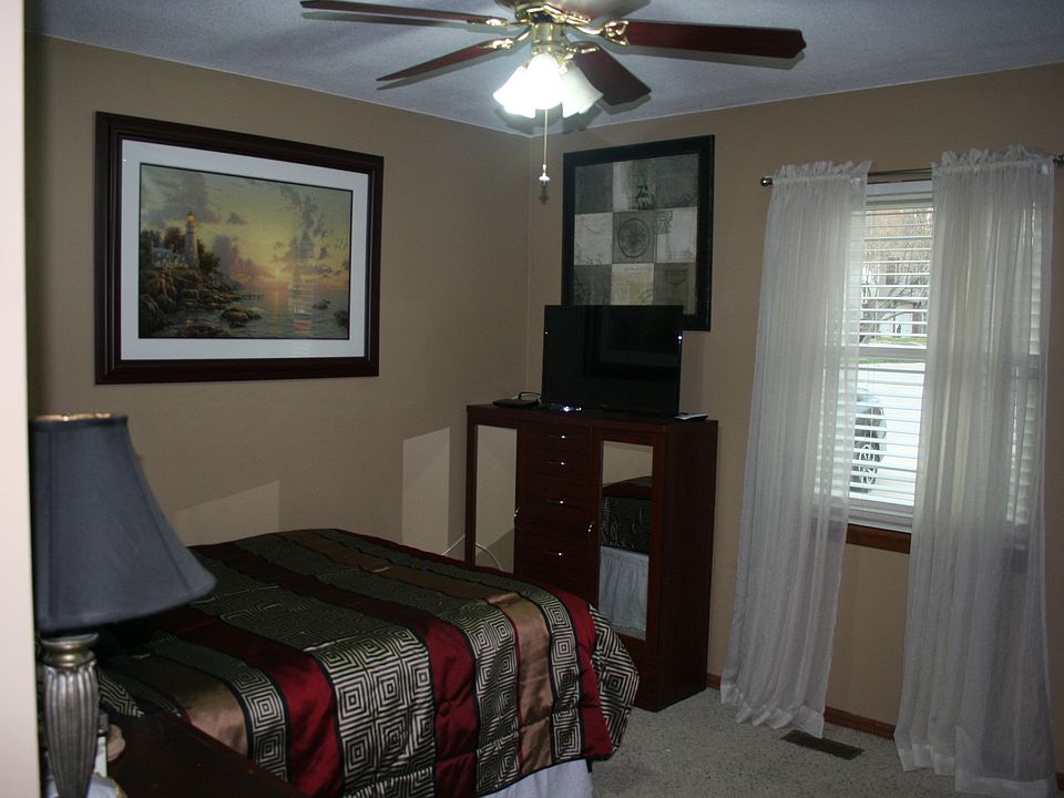 2nd image of 1313 NE Weddle Ln