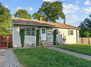 81 Pembroke Ln, Coventry, RI 02816