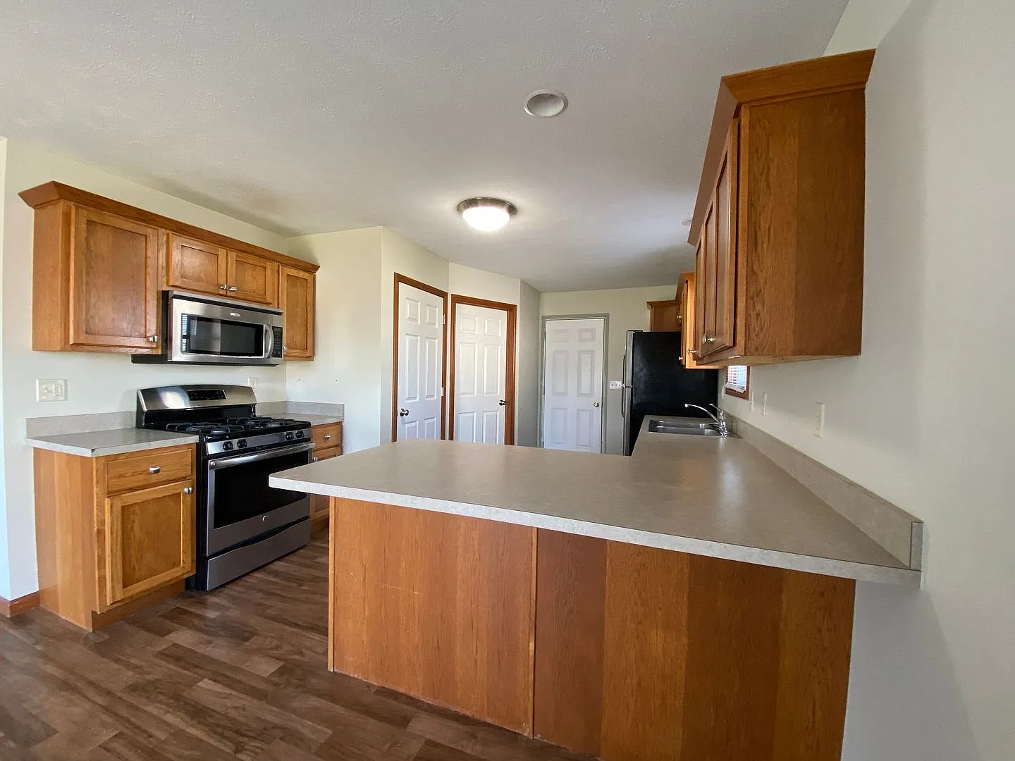 Perfect 3 Bedroom Executive Home in New Paris! — Photo 4