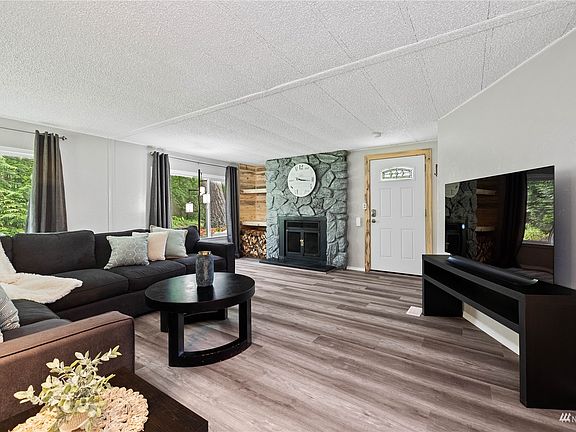 Welcome in to this large living room with gorgeous fire place>