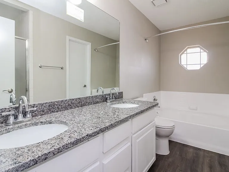 900 Vicksburg Ln — Photo 14