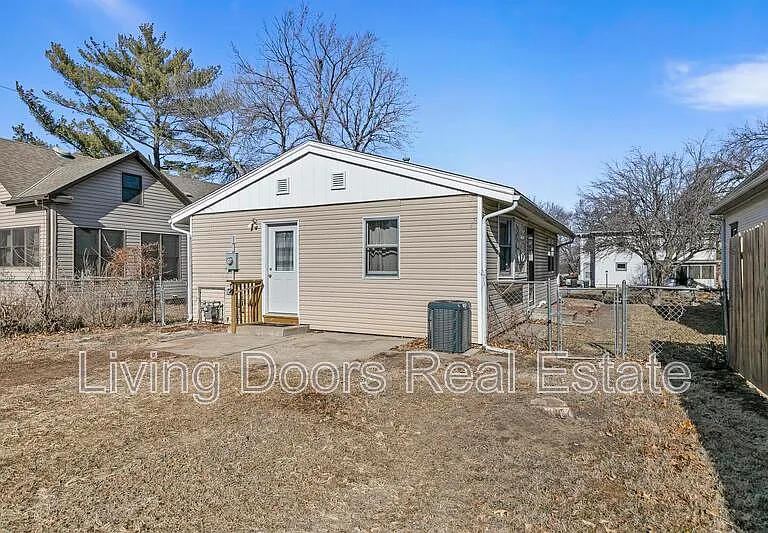 6935 Colby St — Photo 1