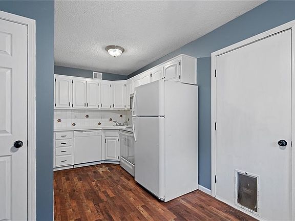 2nd image of 611 N Chestnut St