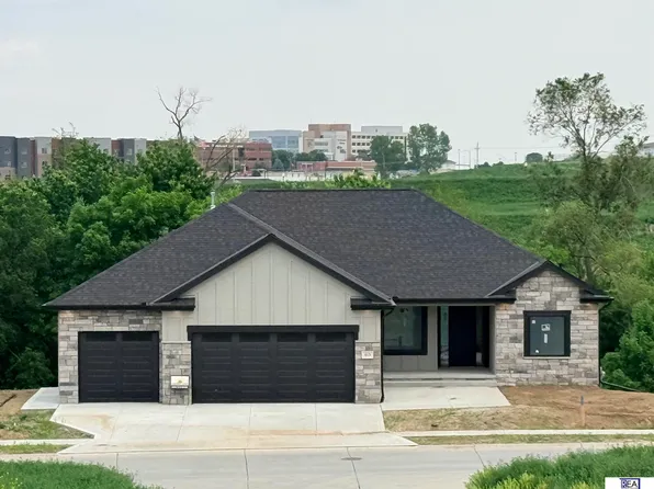 613 Valley Rd, Papillion, NE 68046