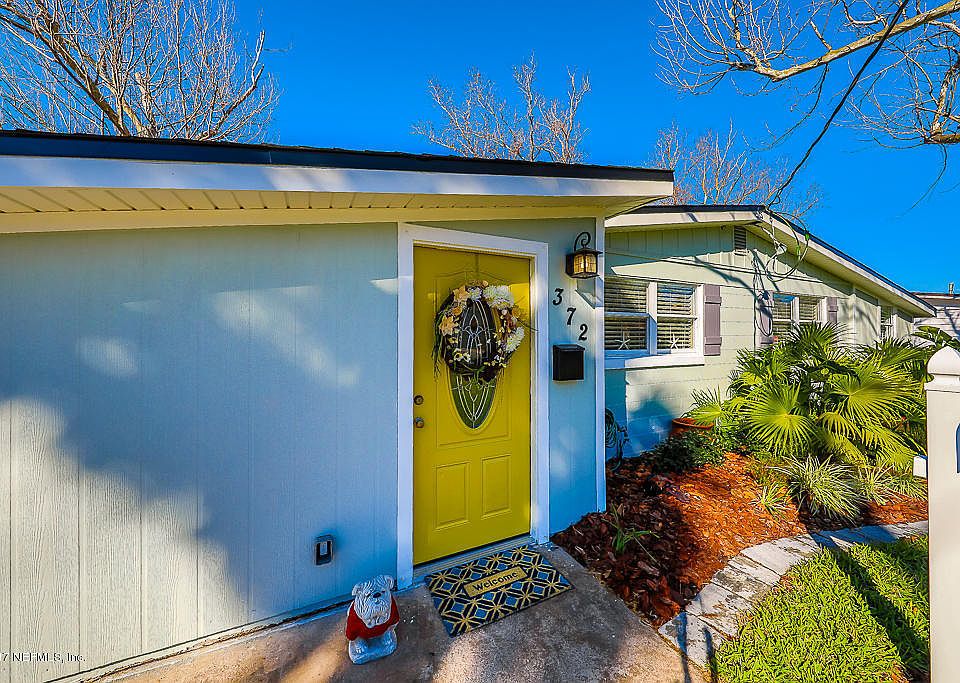 1st image of 372 Royal Palms Dr