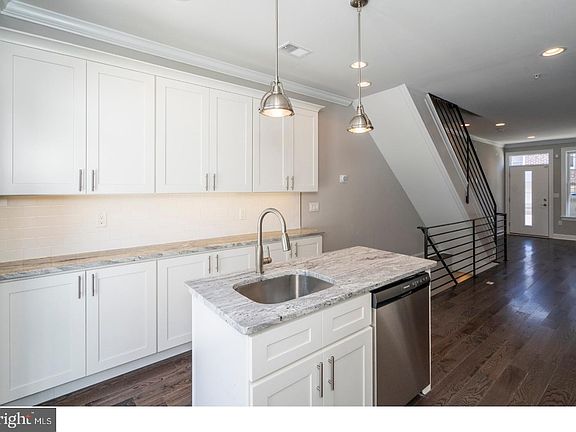 2nd image of 627 Cantrell St