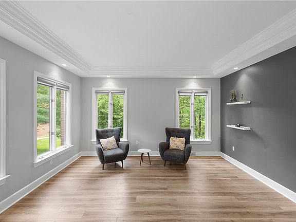 5th image of 240 Edelweiss Dr