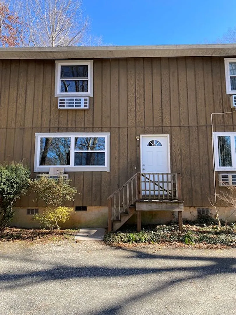 West AVL - Clean, Bright, Spacious Two Bedroom Apartment — Photo 1