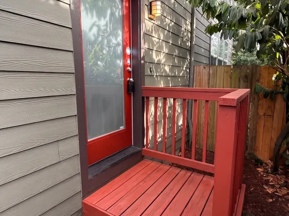 11850 SE Pine St, Portland, OR 97216