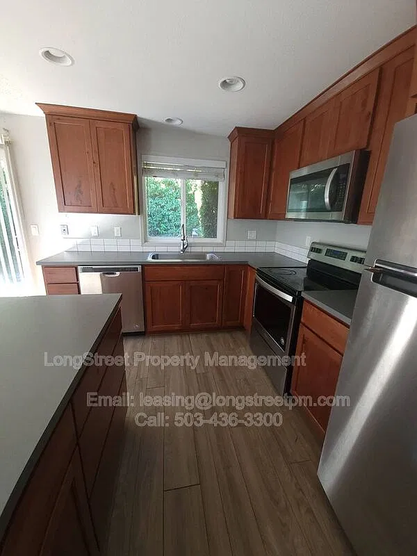 2 bed, 1.5 bath, 1001 sqft, $1,695 — Photo 3