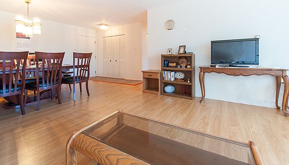 4th image of 600 Naples Ct APT 204
