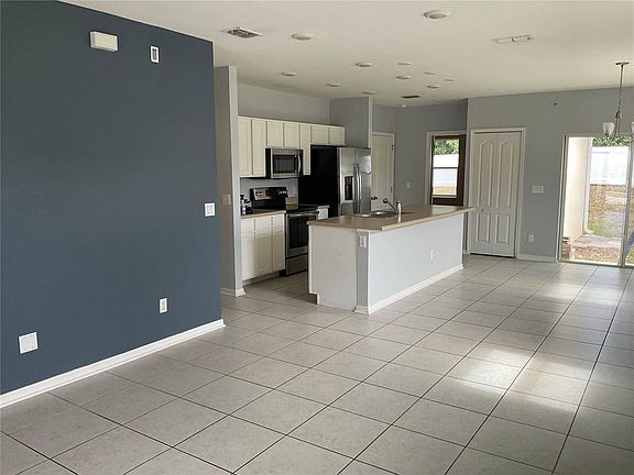 5th image of 101 Hurst Ct