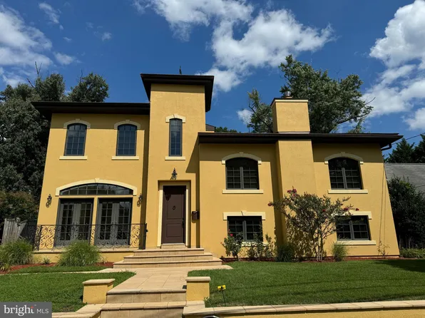 9607 Singleton Dr, Bethesda, MD 20817