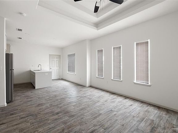 3rd image of 1028 Palm Dr APT 2