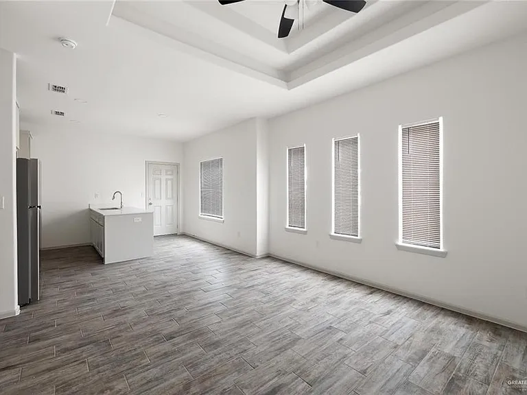 1028 Palm Dr #2 — Photo 3