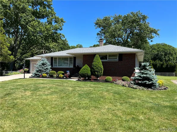 7 Standish Rd, Lockport, NY 14094