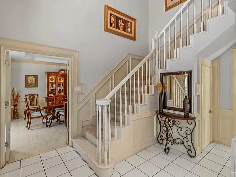602 N McColl Cir — Photo 2