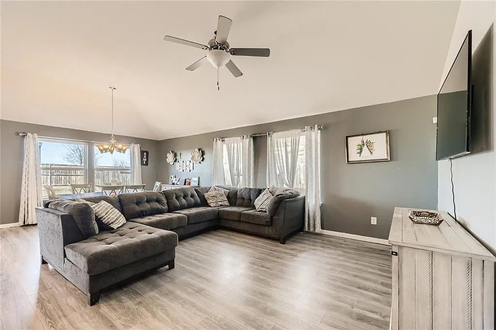 3 bed, 2.0 bath, 1700 sqft, $2,195 — Photo 4