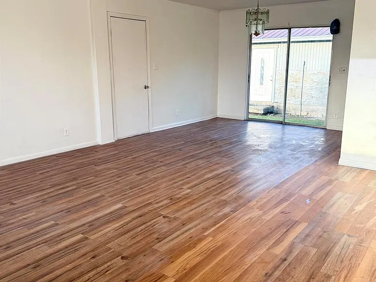 265 SW 11th Ave — Photo 3