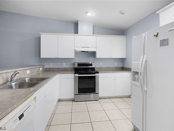 4th image of 524 NE 24th Pl