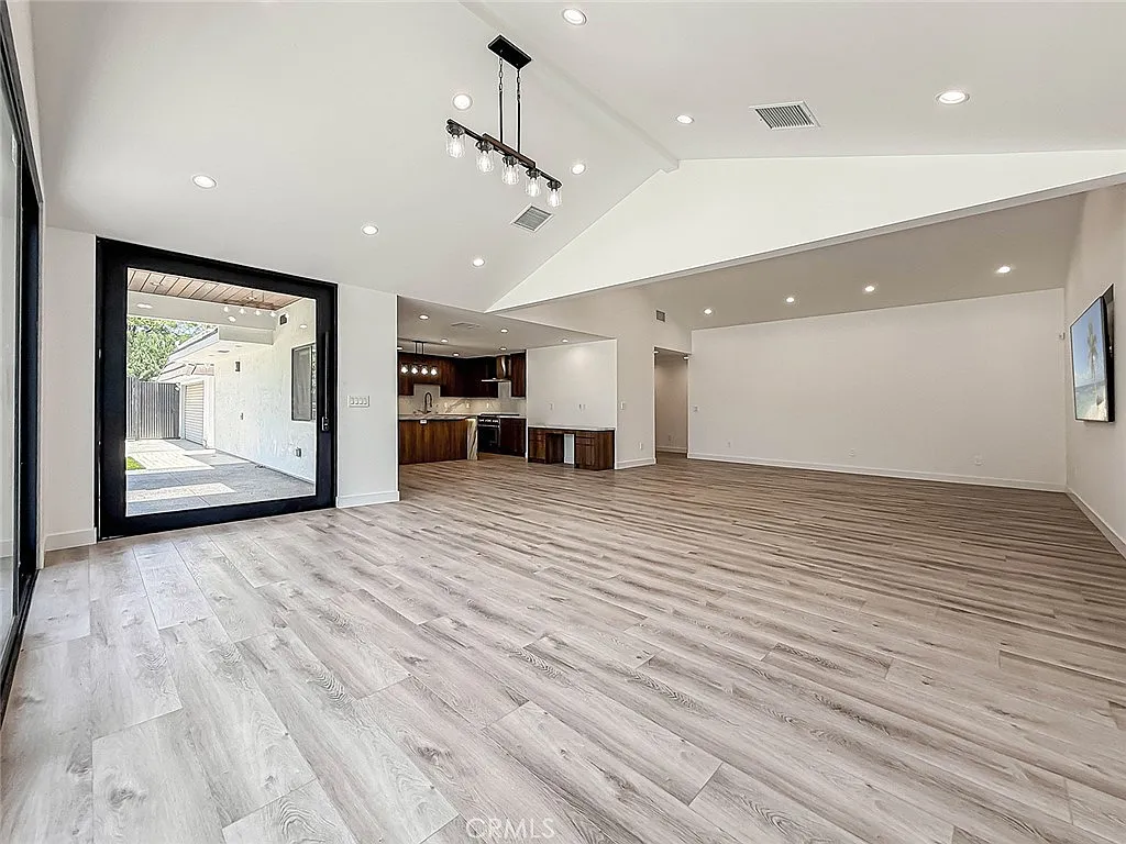4 bed, 3.5 bath, 2265 sqft, $7,500 — Photo 3