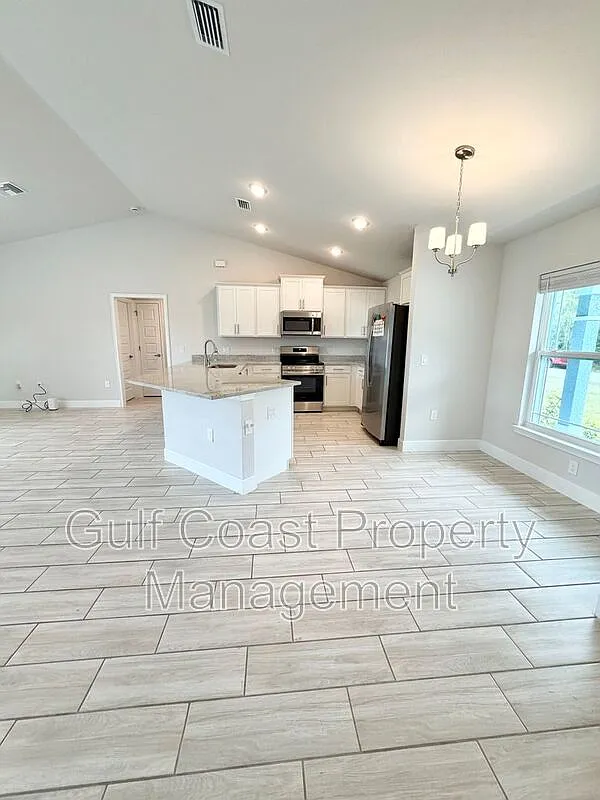 3 bed, 2.0 bath, 1545 sqft, $2,000 — Photo 4