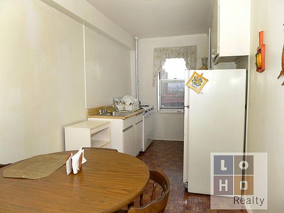 2nd image of 500 Grand St #C7b
