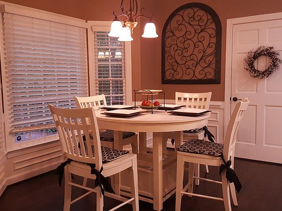 Eat in with bow window