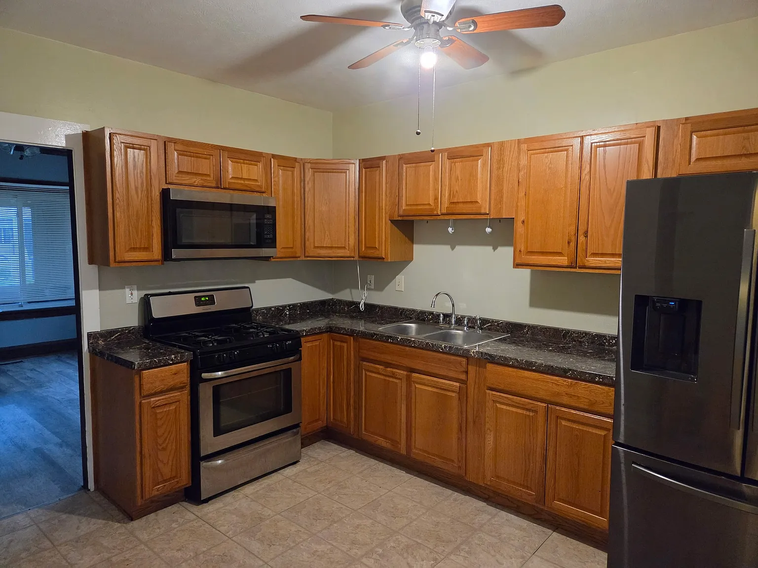 3 bed, 1.5 bath, 1316 sqft, $1,650 — Photo 4