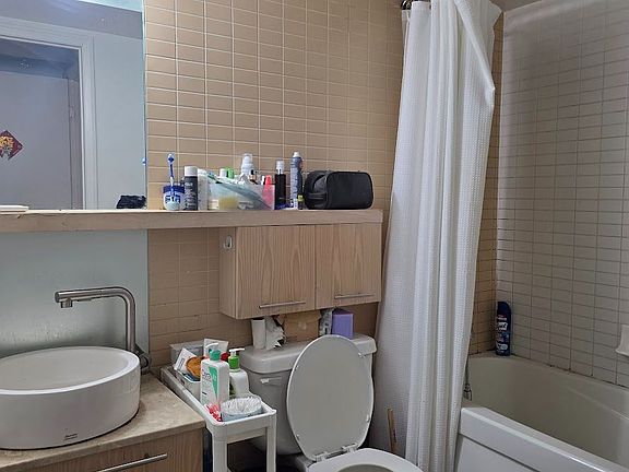5th image of 21 Carlton St #1810