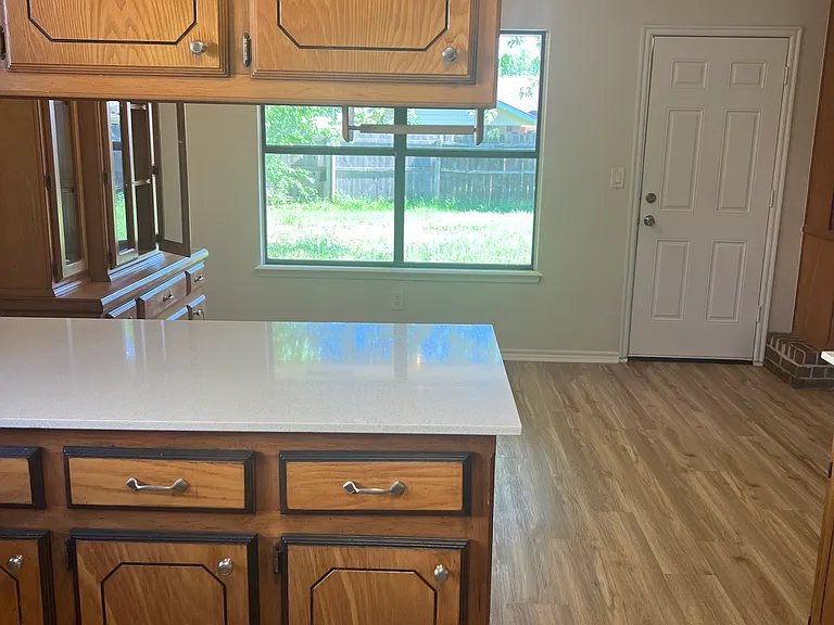 2123 Teresa Dr — Photo 2