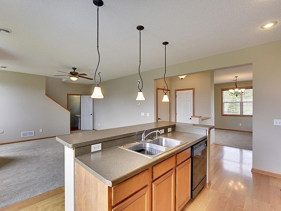 4th image of 579 Ravencroft Rd