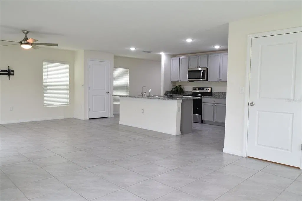 4 bed, 2.5 bath, 2328 sqft, $2,500 — Photo 2