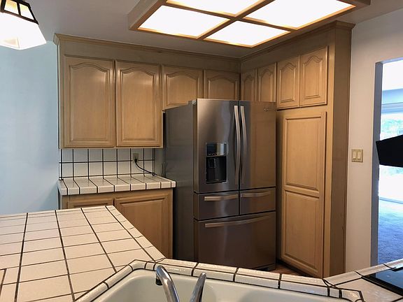 3rd image of 1572 Willowdale Dr