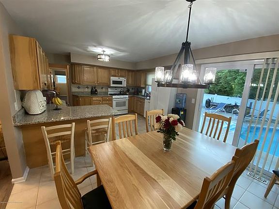 4th image of 828 Castle Dr