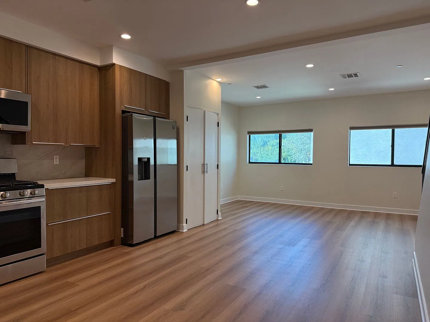 2514 S. Palm Grove Ave — Photo 2