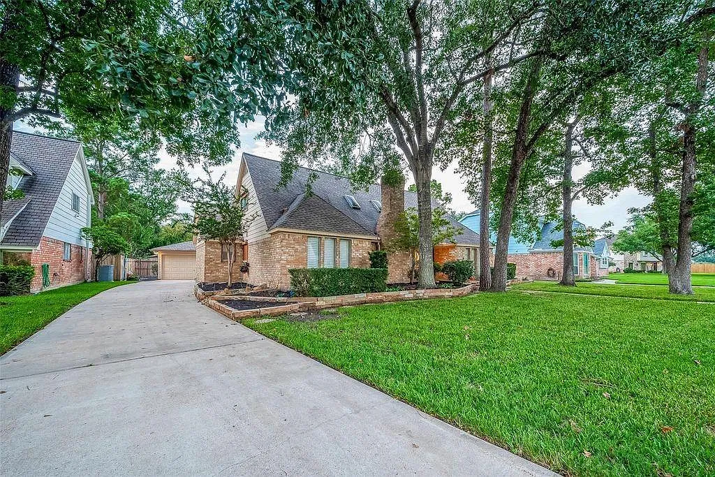 4 bed, 2.5 bath, 2653 sqft, $2,300 — Photo 2