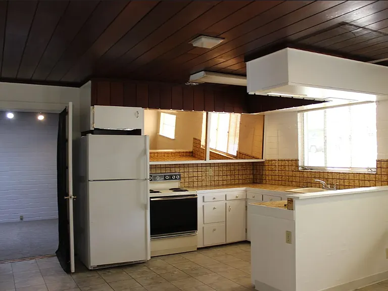 1436 Hillside Dr — Photo 3