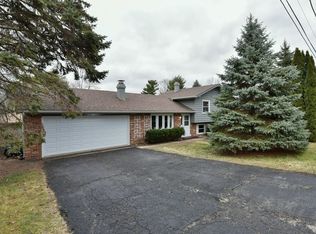 301 Hazelwood Dr, Lindenhurst, IL