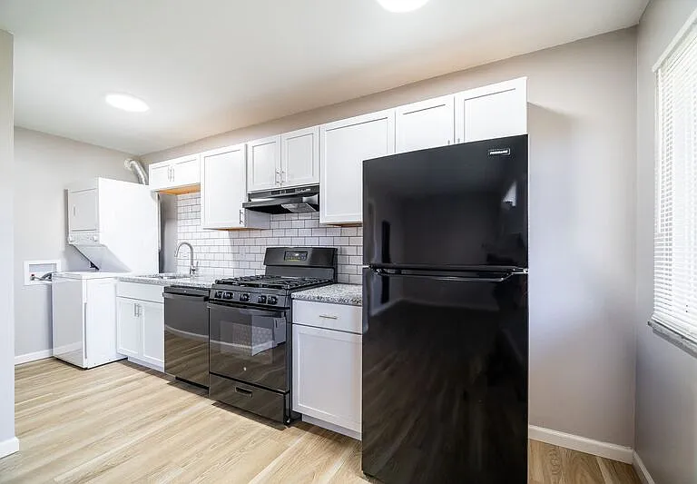 1075 Oak St #E — Photo 4