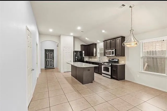 3 bed, 2.0 bath, 1664 sqft, $2,100 — Photo 3